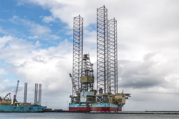 Grenaa, Danimarka - 10 maj 2020: Maersk yenilikçi sondaj platformu Grenaa limanında. Petrol için büyük bir sondaj makinesi. Maersk yağı