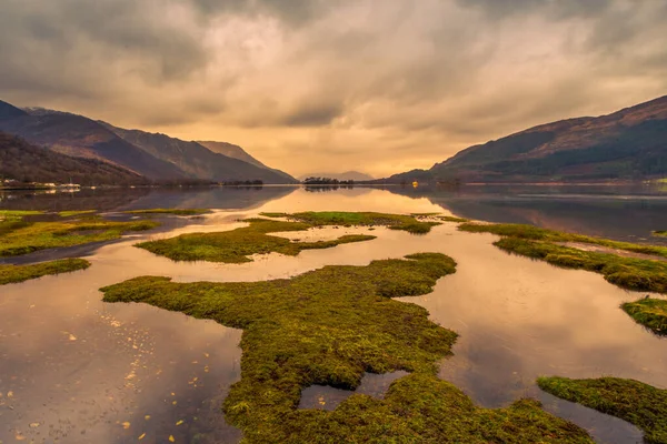 Gräshögar Och Vattendrag Stranden Loch Leven Glencoe Vid Solnedgången Med — Stockfoto