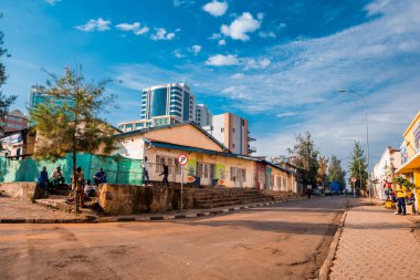 Kigali, Ruanda - 21 Eylül 2018: İşçilerin işe başlamayı beklediği genel bir sokak sahnesi 