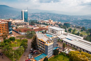 Kigali, Ruanda - 21 Eylül 2018: Kigali Şehir Kulesi ile şehir merkezine bakan geniş bir panoramik manzara