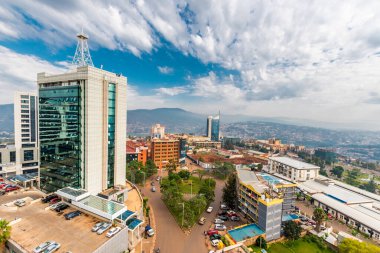 Kigali, Ruanda - 21 Eylül 2018: Emeklilik Meydanı ön planda ve Kigali Şehir Kulesi arka planda uzak mavi tepelerin olduğu şehir merkezine geniş bir bakış açısı