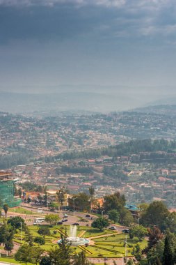 Kigali, Ruanda - 21 Eylül 2018: Şehir merkezi yakınlarındaki çeşme kavşağının yüksek açılı görüntüsü