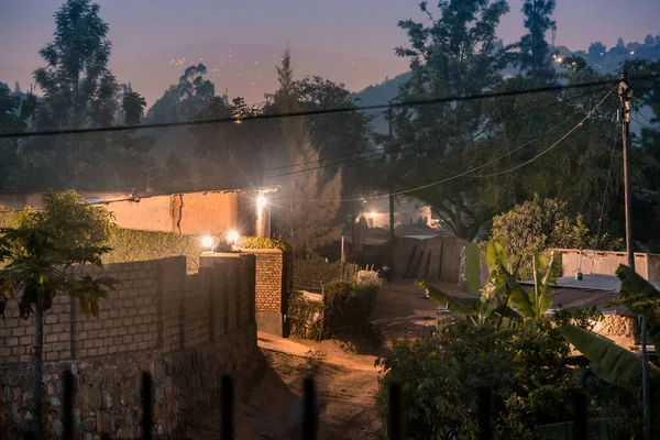 Escena Callejera Ligeramente Iluminada Entre Casas Nyamirambo Suburbio Periférico Kigali — Foto de Stock