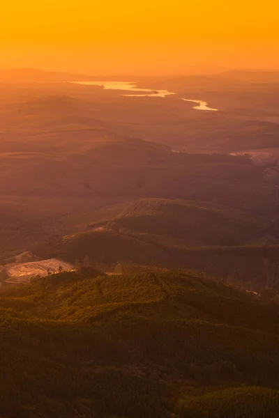 Oranje Gouden Zonsopgang Licht Kruipend Heuvels Valleien Rivieren Bij Gods — Stockfoto