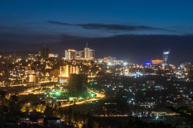 Kigali şehir merkezi gökyüzü ve çevresi gece aydınlandı.