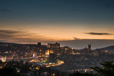 Kigali şehir merkezi ufuk çizgisi ve çevre bölgeler alacakaranlıkta aydınlandı. Ruanda