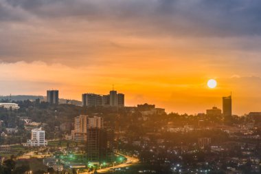 Kigali şehir merkezinin birleşik bir görüntüsü gökyüzü ve gündüz, gün batımı ve gece çevresi. Ruanda
