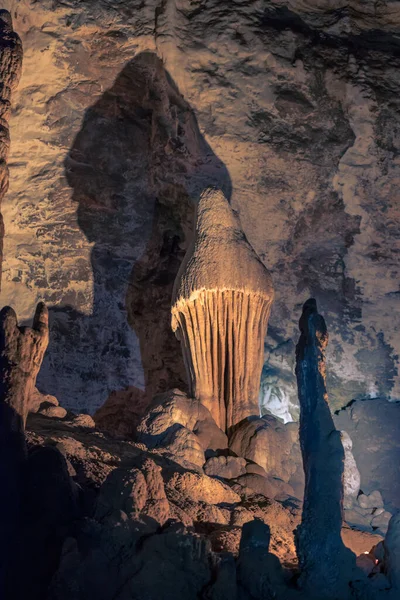 Une Formation Stalagmites Illuminée Ressemblant Champignon Wondercave Afrique Sud Près — Photo