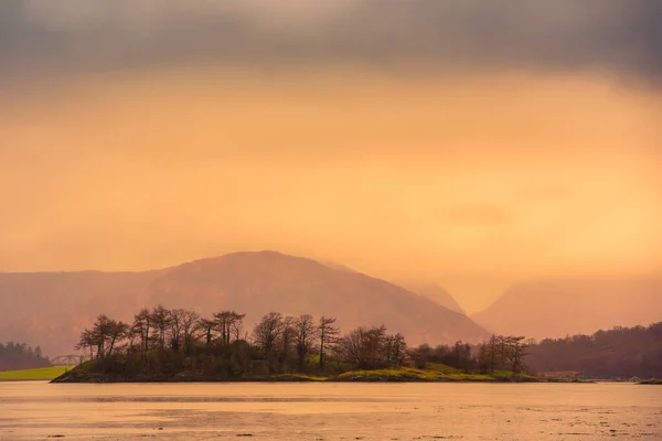 Loch Leven Atardecer Con Una Isla Árboles Montañas Fondo Glencoe —  Fotos de Stock