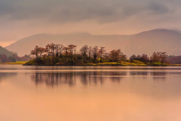 Loch Leven Bei Sonnenuntergang Mit Bergen Hintergrund Und Einer Insel — Stockfoto