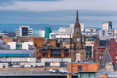 Glasgow şehrindeki eski ve yeni binaların karışık mimarisinin manzarası, Saat Kulesi manzaralı. İskoçya, Birleşik Krallık