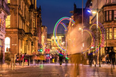 Glasgow / İskoçya - 15 Şubat 2019: Buchanan caddesinde alışveriş yapanlar, gezginler ve seyyar satıcılar