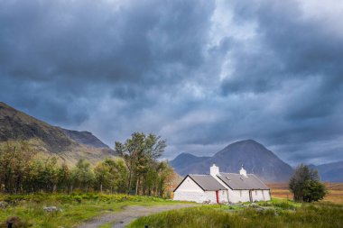 Blackrock Kulübesi fırtınalı gökyüzünün altında, arkasında dağlar var. Glencoe, İskoçya İskoçya, Birleşik Krallık