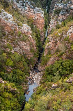 Paul Sauer Köprüsü 'nden geniş bir alan Storms River Vadisi' ne bakıyor. Altında Fırtına Nehri olan derin ve dar bir kanyon. Tsitsikamma, Bahçe Yolu, Güney Afrika