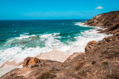 Hint Okyanusu ve dalgalar Afrika 'nın en güney noktası olan Cape Agulhas yakınlarında kıyıdan kırılıyor. Garden Route, Güney Afrika