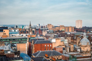 Glasgow şehir merkezinin mimarisini ve binalarını akşam ışığında, İskoçya 'da geniş bir çatı manzarası izliyor.