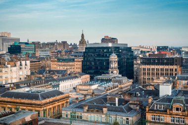 Glasgow şehrindeki eski ve yeni binaların karışık mimarisinin öğleden sonra vakti İskoçya 'da çatı manzarası.