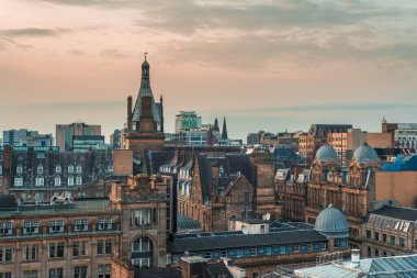 Glasgow şehir merkezinde gün batımında eski ve yeni binaların yüksek açılı görüntüsü, İskoçya 