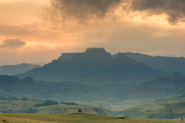 Drakensberg, KwaZulu-Natal, Güney Afrika 'da, Drakensberg' de, dramatik bir günbatımı gökyüzünün altında...