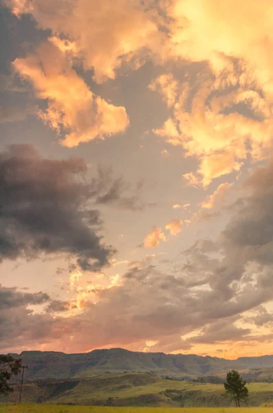 Champagne Castle Berg Onder Een Vurige Zonsondergang Het Centrum Van — Stockfoto