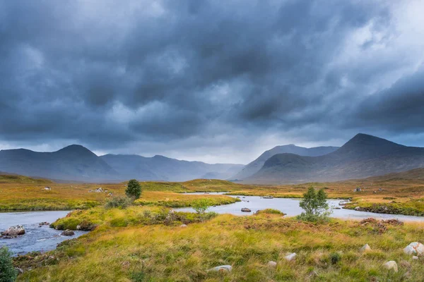 언덕들은 아래로 시냇가에 있으며 Scottish Highlands — 스톡 사진