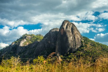Mozambik, Afrika 'nın çimenli kırsal kesimindeki devasa kayalardan oluşan bir tepe.