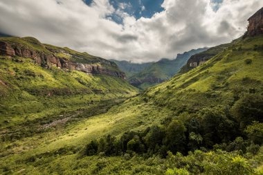 Thukela dağının eteklerinde, Kraliyet Natal Ulusal Parkı, Drakensberg, Güney Afrika 'daki Tugela Şelalesi' nin dibinde.