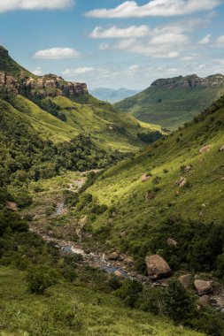 Thukela yürüyüşündeki nehir vadisi, kayalıklar ve dağ kenarlarının portre görüntüsü. Güney Afrika 'daki Drakensberg Kraliyet Natal Ulusal Parkı' ndaki Tugela Şelalesi 'nin dibine.