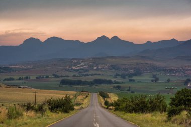Güney Afrika 'daki Clarens yakınlarındaki Drakensberg dağlarına giden bir yol.