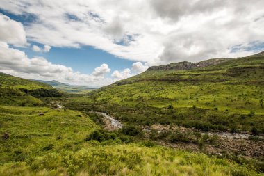 Tepeler ve Tugela Nehri, Amfitiyatro dağının eteğindeki Tugela Boğazı yürüyüş rotası boyunca uzanır. Drakensberg, Güney Afrika