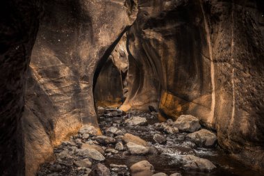 Güney Afrika 'daki Drakensberg amfiteatr Dağı' ndaki Tugela Vadisi 'nde bir dere tarafından oyulmuş aşınmış bir mağara / taverna.