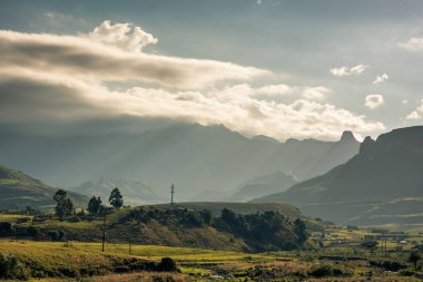 Drakensberg, Güney Afrika 'daki Amfitiyatro dağının sivri uçlarında ışık huzmeleri var.