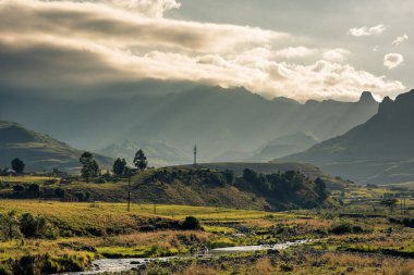 Drakensberg, Güney Afrika 'daki Amfitiyatro dağının sivri uçlarında ışık huzmeleri var.