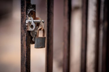 Johannesburg CBD 'deki demir parmaklıklı kapıya paslı asma kilidin soyut bir görüntüsü. 