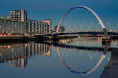 Glasgow / İskoçya - 20 Eylül 2016: Clyde Yayı ve çevresindeki binalar mavi gökyüzüne karşı, Clyde Nehri 'ne yansıdı