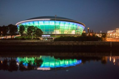 Glasgow / İskoçya - 20 Eylül 2016: SSE Hydro mavi ve yeşil renkte parladı ve geceleyin Clyde Nehri 'ne yansıdı