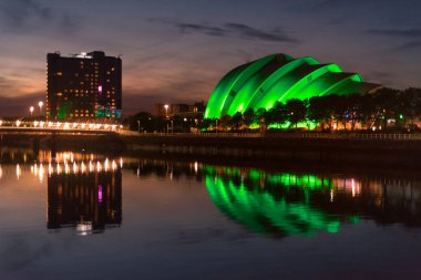 Glasgow / İskoçya - 20 Eylül 2016: SEC Armadillo 'nun görüntüsü yeşile döndü, Clyde Nehri' ne yansıdı