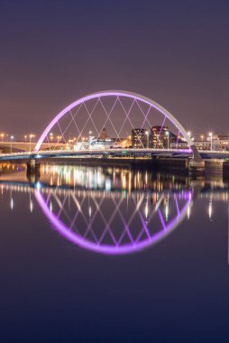 Glasgow / İskoçya - 20 Eylül 2016: Clyde Arc gece Clyde Nehri 'ne yansıdı, portre görüntüsü