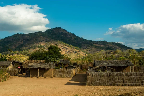 莫桑比克楠普拉省 2019年7月6日 一个由茅草屋组成的路边小村 阳光明媚 背景为青山 — 图库照片