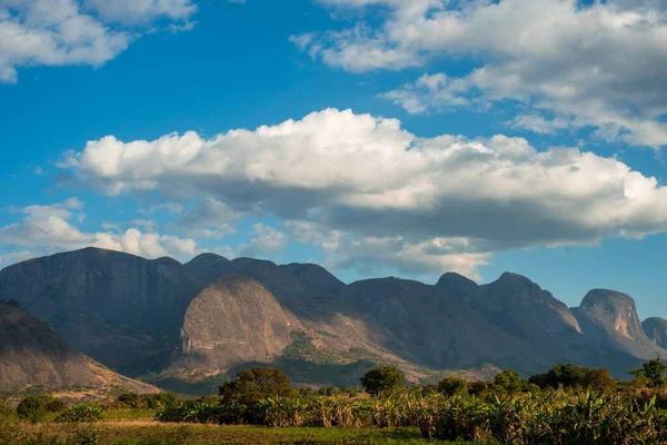 Una Cordillera Eleva Sobre Una Exuberante Vegetación Verde Mozambique África — Foto de Stock