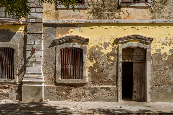 Portas Janelas Muro Amarelo Descascando Prédio Cidade Ilha Moçambique Ilha — Fotografia de Stock