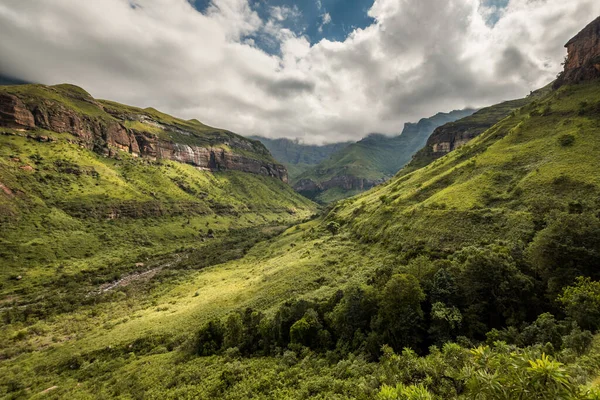 Thukelaのハイキングの崖や山の側面は 南アフリカ共和国ドラケンスバーグのロイヤル国立公園の円形劇場のトゥゲラ滝の底にあります — ストック写真