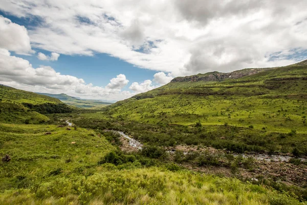 협곡을 흐르는 피극장 기슭에 흐른다 Drakensberg South Africa — 스톡 사진