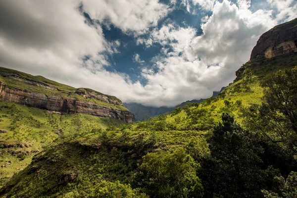 Útesy Svahy Pod Dramatickou Oblohou Podél Turistické Stezky Tugela Gorge — Stock fotografie