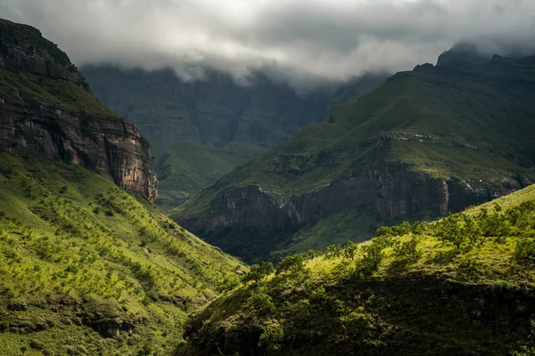 劇的な午後の光は 円形劇場の山の麓にあるトゥゲラ渓谷ハイキングルートに沿って丘の上に落ちます 南アフリカ共和国ドラケンスバーグ — ストック写真