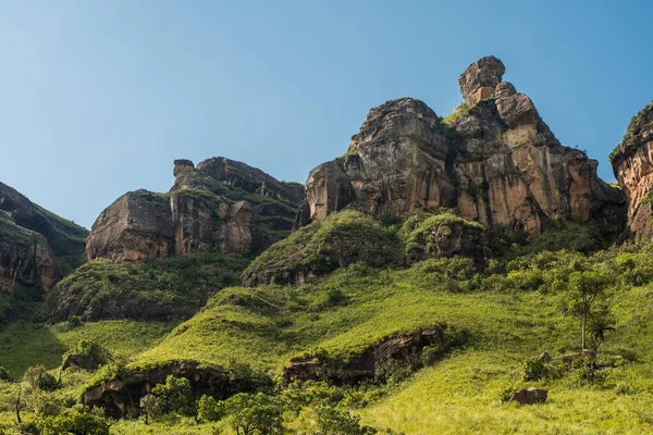 남아프리카 공화국의 드라켄즈버그에 피극장 하이킹하는 협곡에 언덕을 장식하고 침식된 — 스톡 사진