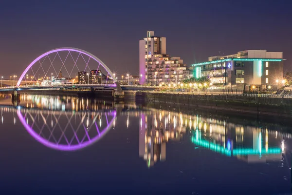 Glasgow Escocia Septiembre 2016 Arco Clyde Iluminó Violeta Reflejado Río — Foto de Stock