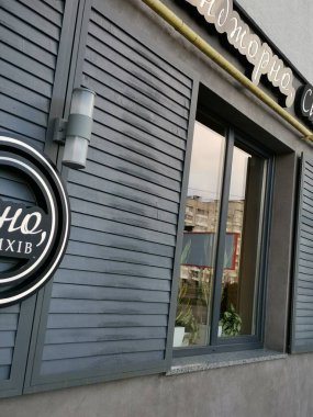 Güzel doğa, açık hava dekoru, manzara, ilkbahar başları, şehrin sokakları parlak renkler, ilkbahar başları, sokaklar sular altında, sokak kafesi, gezgin,