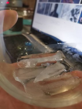 Bilişim teknolojisi eller, bilgisayar, açık kaynak bilgisayar, bardaktaki buz, camdan görüntü