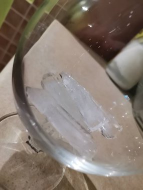 Bardaktaki soğuk buz, renkli orkide çiçeği, harika bir içecek.